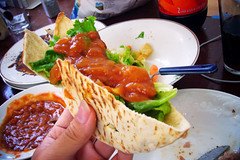 Pita 包生菜沾墨西哥醬 (by Roca Chang) Pita 包生菜沾墨西哥醬 (by Roca Chang)