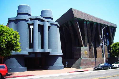 建築師 Frank O Gehry 與公共藝術家 Claes Oldenburg 所共同設計的巨大雙筒望遠鏡 (by Roca Chang) 建築師 Frank O Gehry 與公共藝術家 Claes Oldenburg 所共同設計的巨大雙筒望遠鏡 (by Roca Chang)