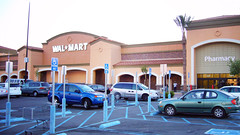 Wal-Mart 什麼都賣！ (by Roca Chang)