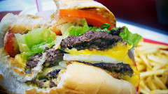IN-N-OUT 基本款 漢堡 (by Roca Chang)
